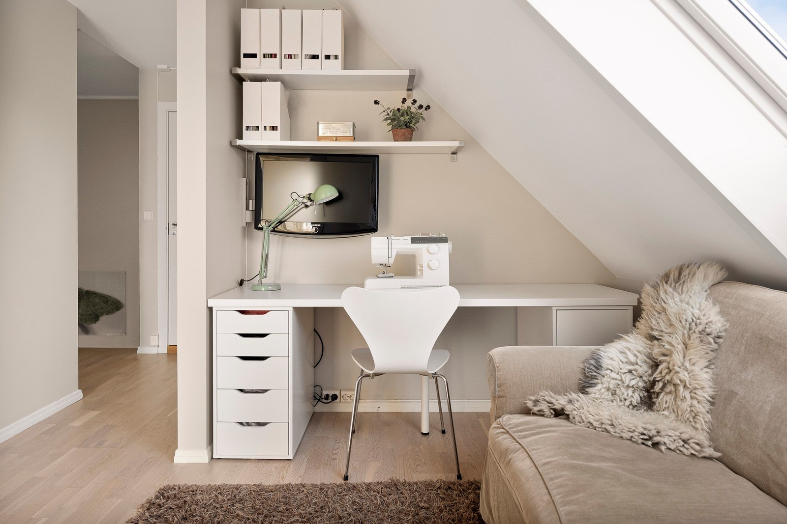 Loftstuen har mange innredningsmuligheter og passer også godt som hjemmekontor eller lekerom. Galleribilde