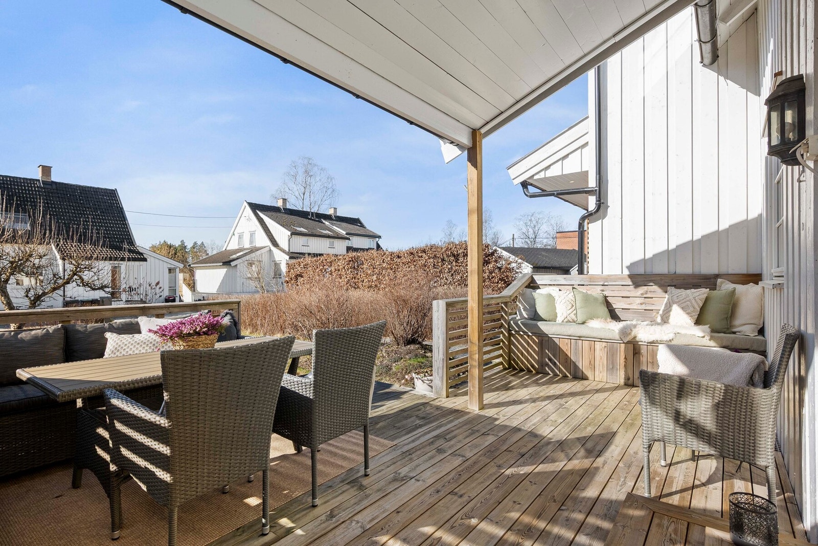 Denne flotte tomannsboligen ligger tilbaketrukket på en solrik tomt i et populært og etablert boligområde. Galleribilde