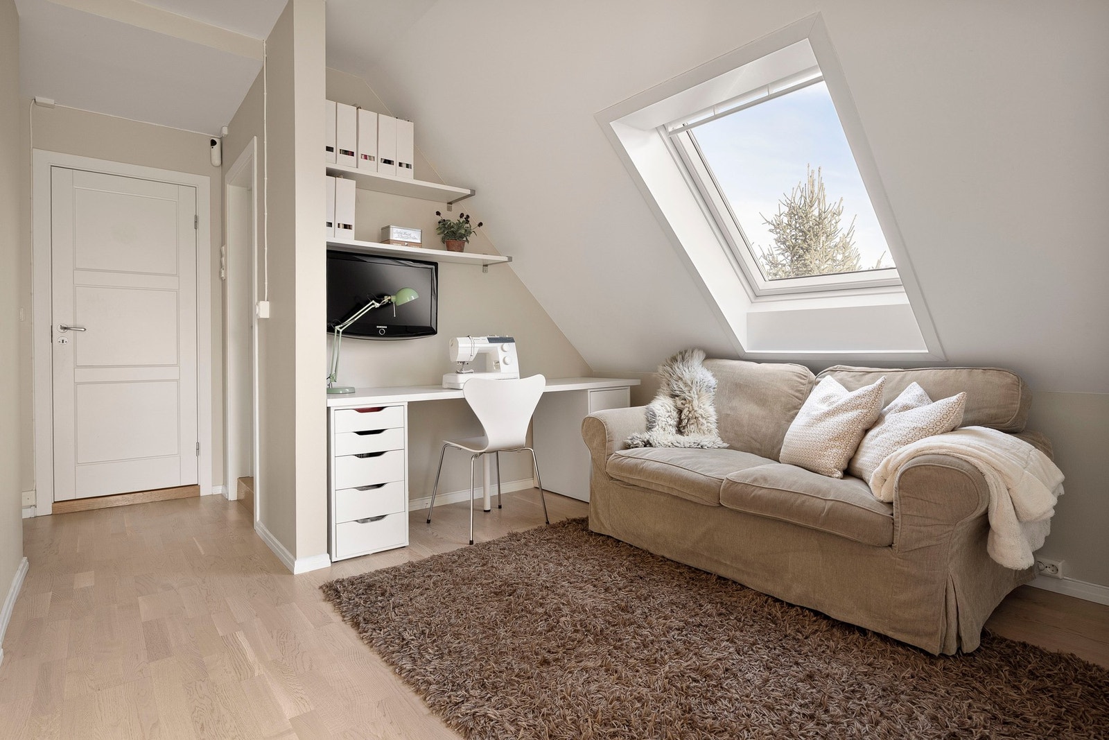 Når vi kommer opp trappen til 2. etasje møter vi en luftig loftstue. Med barn i hus er det fint med flere oppholdsrom Galleribilde