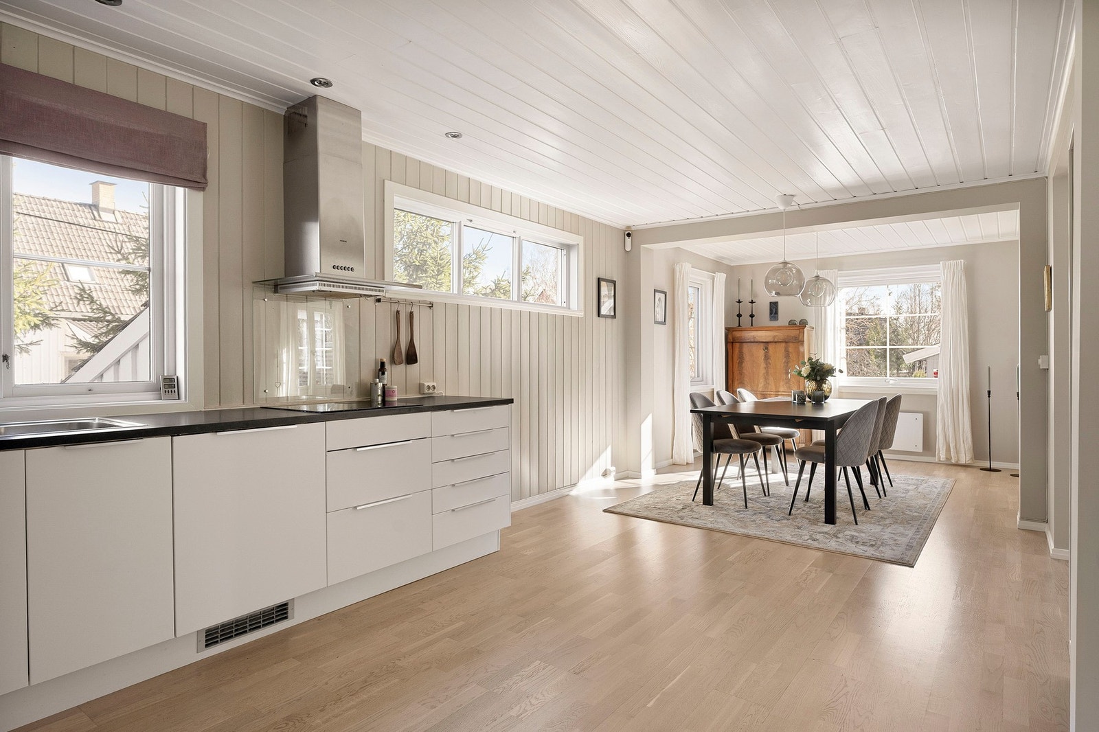 Kjøkkenet er smart utnyttet og har godt med både oppbevaringsplass og benkeplass. Galleribilde