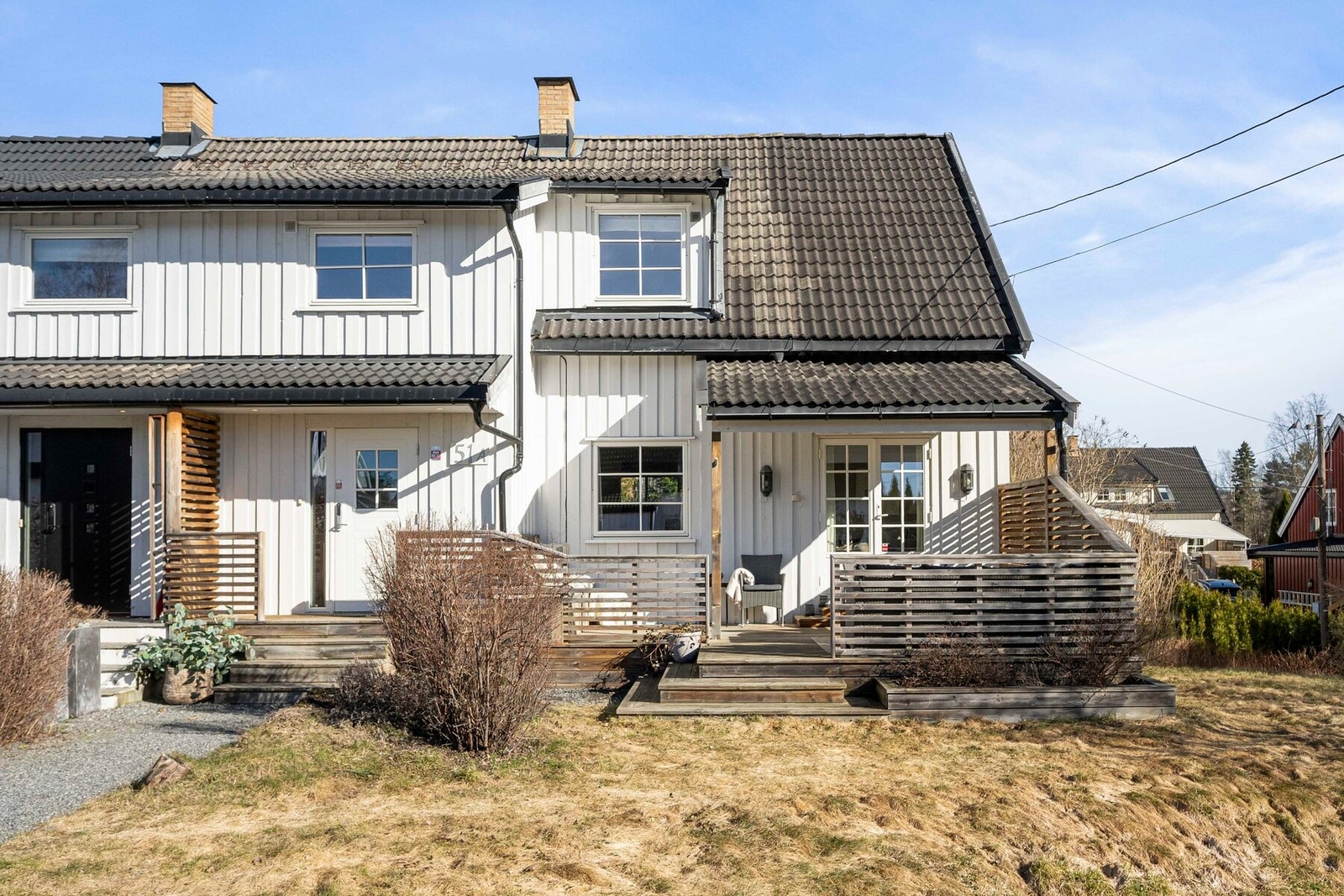 Flott hage med gode solforhold og plass til både lek, avslapning og sosiale sammenkomster. Galleribilde