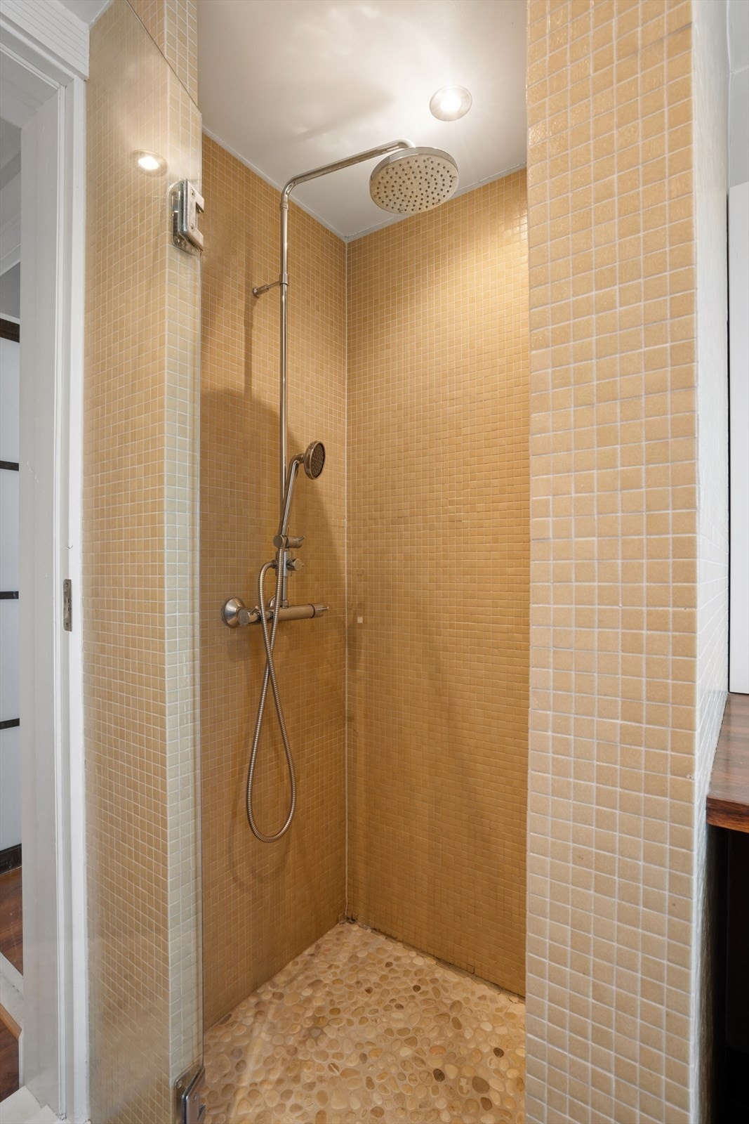 Rommet har både dusjløsning med inn-/utadslående dusjdør og innfliset badekar, som gir fleksibilitet i hverdagen. Galleribilde