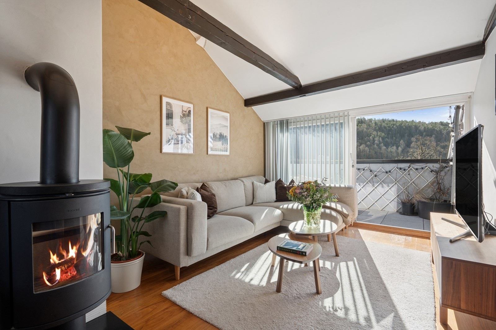 En sjelden mulighet til å sikre seg en gjennomgående 3-roms loftsleilighet med privat og solrik takterrasse i attraktive Gamlebyen. Galleribilde