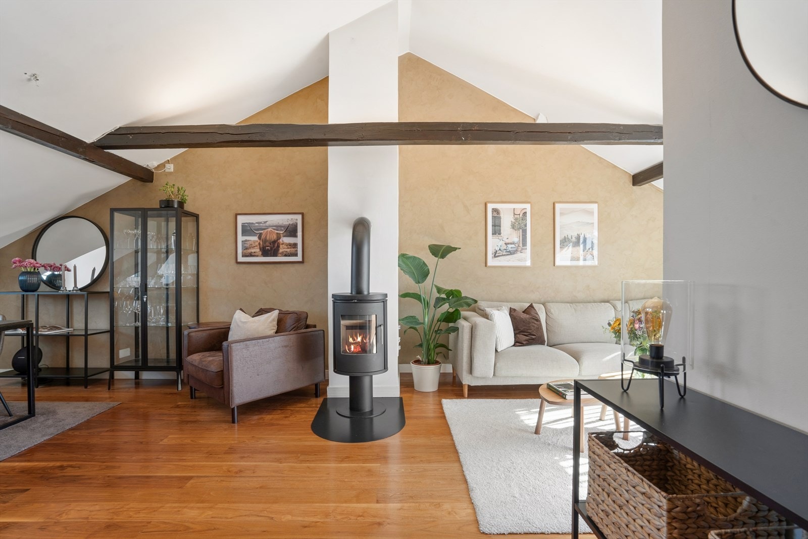 Romslig og gjennomgående stue med en luftig romfølelse og god takhøyde på ca. 3,66 meter. Peisovn er plassert sentralt i rommet og bidrar til både varme og en hyggelig stemning. Galleribilde