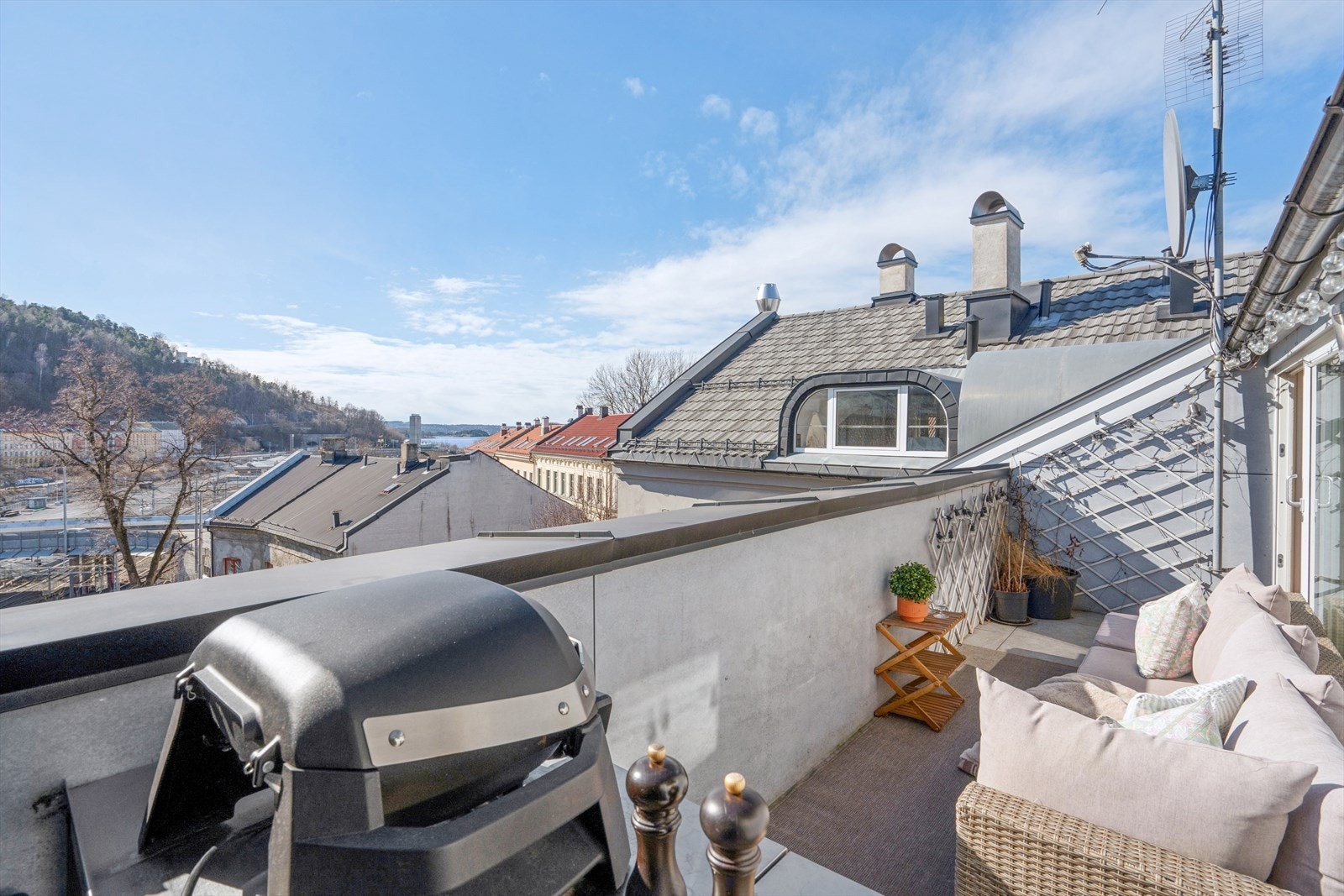 Her får man en flott uteplass med god plass til sittegruppe og grill, perfekt for både rolige morgener og sosiale sammenkomster. Galleribilde