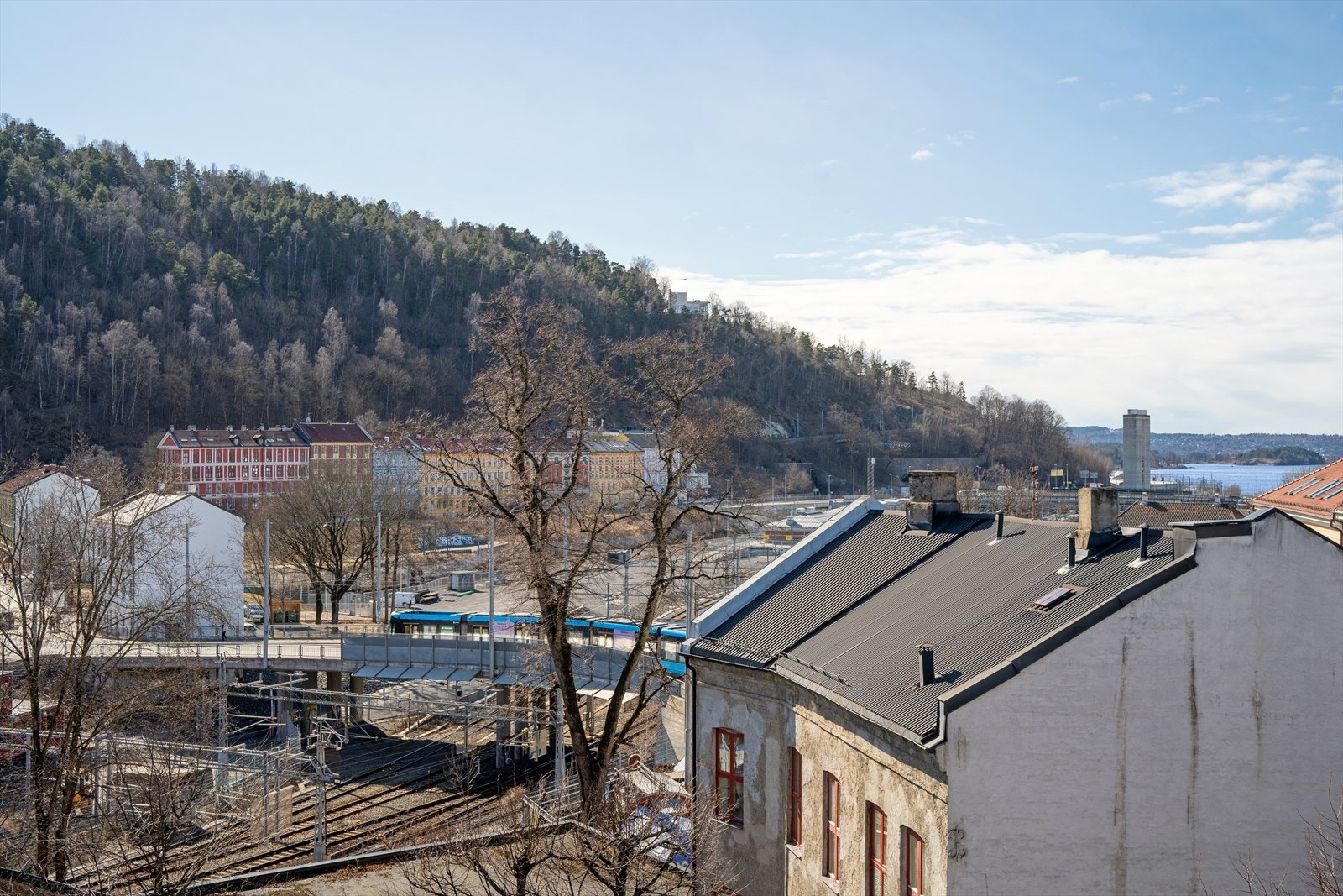 Den åpne beliggenheten gir en nydelig utsikt over nærområdet, med innslag av både by og grøntområder. Galleribilde