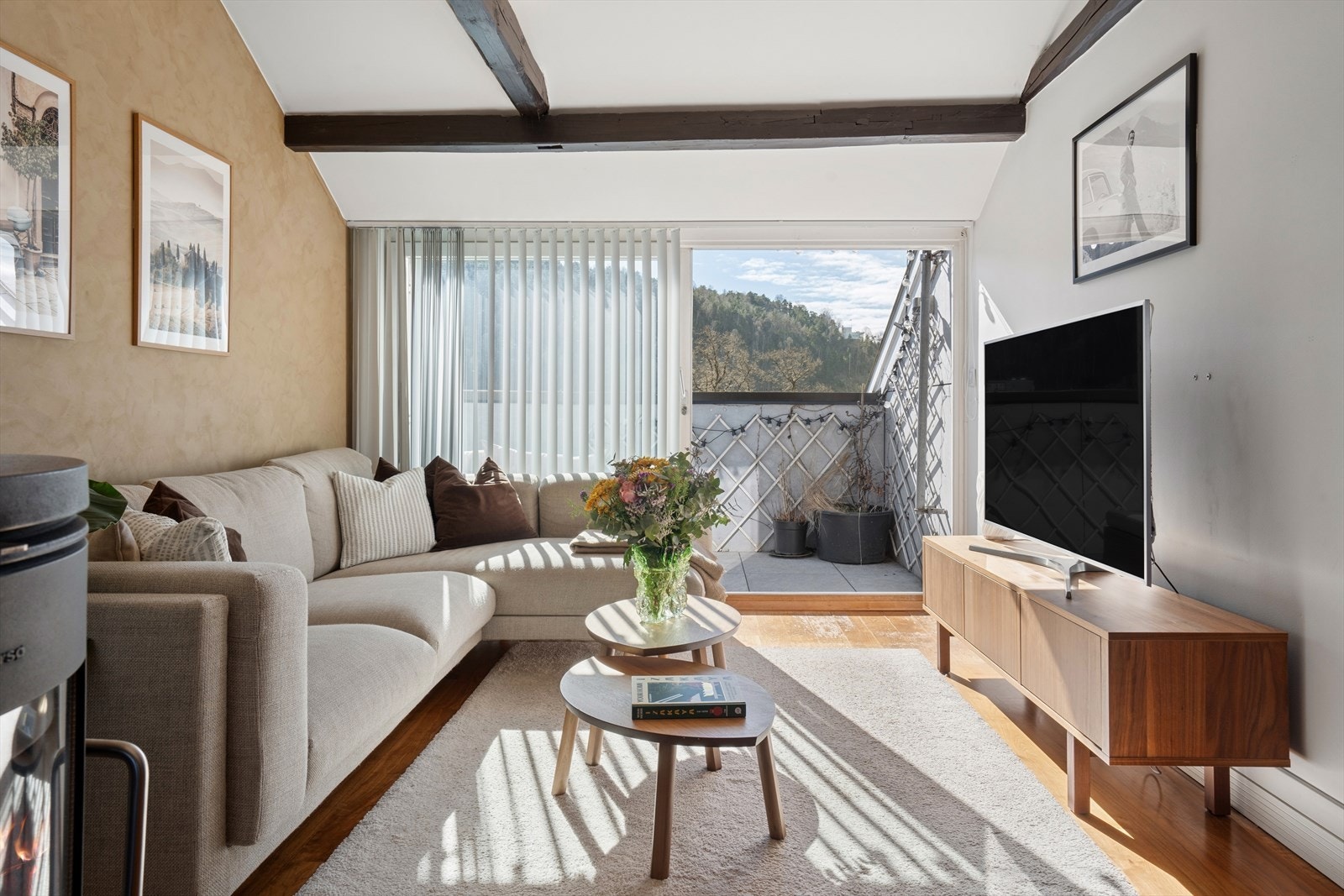 Store vindusflater og skyvedør gir godt lysinnslipp og skaper en fin sammenheng mellom inne- og uteområdet. Galleribilde