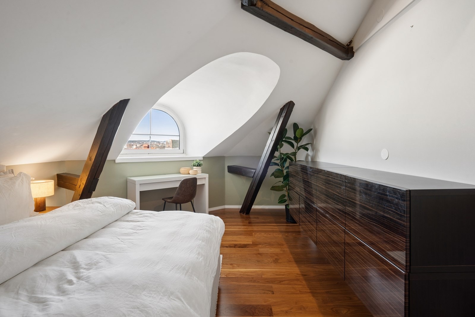 Soverommet er av god størrelse og plass til ulike møbleringsmuligheter. Galleribilde