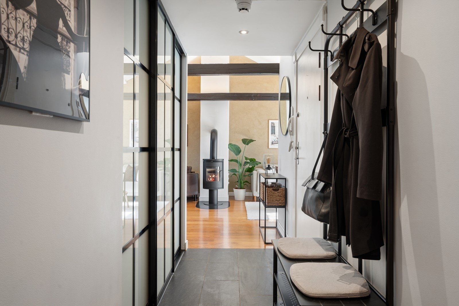 Leiligheten ligger i en klassisk bygård og har tydelig loftskarakter, synlige bjelker og god takhøyde, samt en solrik, privat takterrasse med flott utsikt og usjenert beliggenhet. Galleribilde