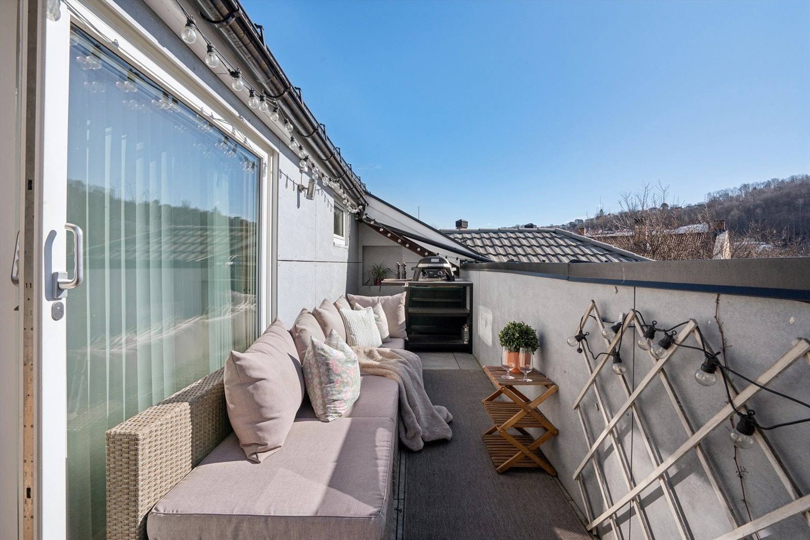 Fra stuen er det utgang til en solrik og privat, sydvendt takterrasse på ca. 10,8 m². Terrassen ligger skjermet til og byr på gode solforhold fra morgen til kveld. Galleribilde