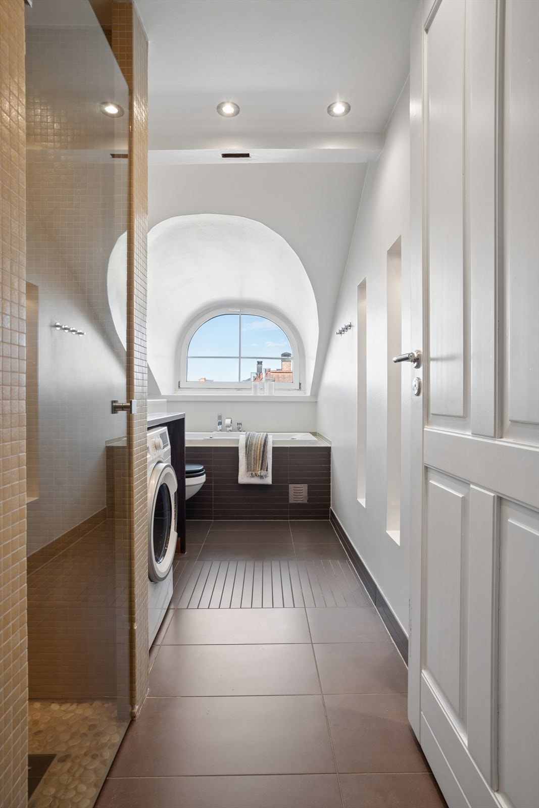 Pent flislagt bad med en god og funksjonell planløsning. Badet er utstyrt med vegghengt wc, servant med tilhørende speil og overlys, samt veggskap for oppbevaring. Galleribilde