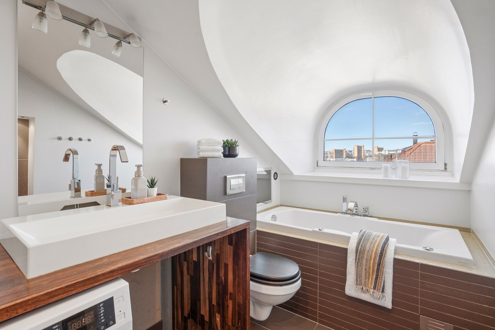 Opplegg for vaskemaskin er også etablert, og det er behagelig varme i gulv fra varmekabler. Vinduet slipper inn naturlig lys og gir en nydelig utsikt utover bybildet. Galleribilde