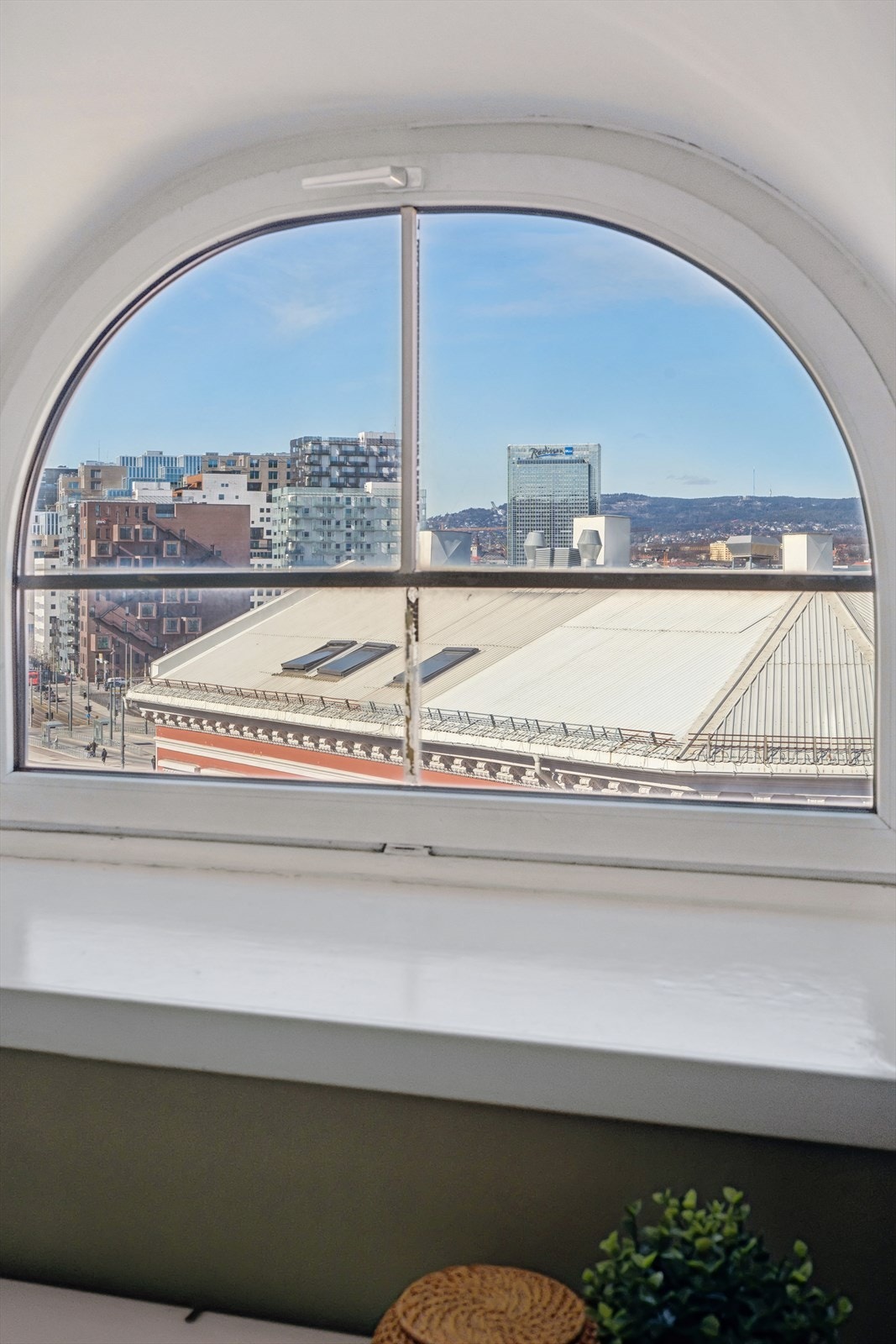 Rommet har godt lysinnslipp fra vinduet og byr på flott utsikt utover Barcode og bybildet. Galleribilde