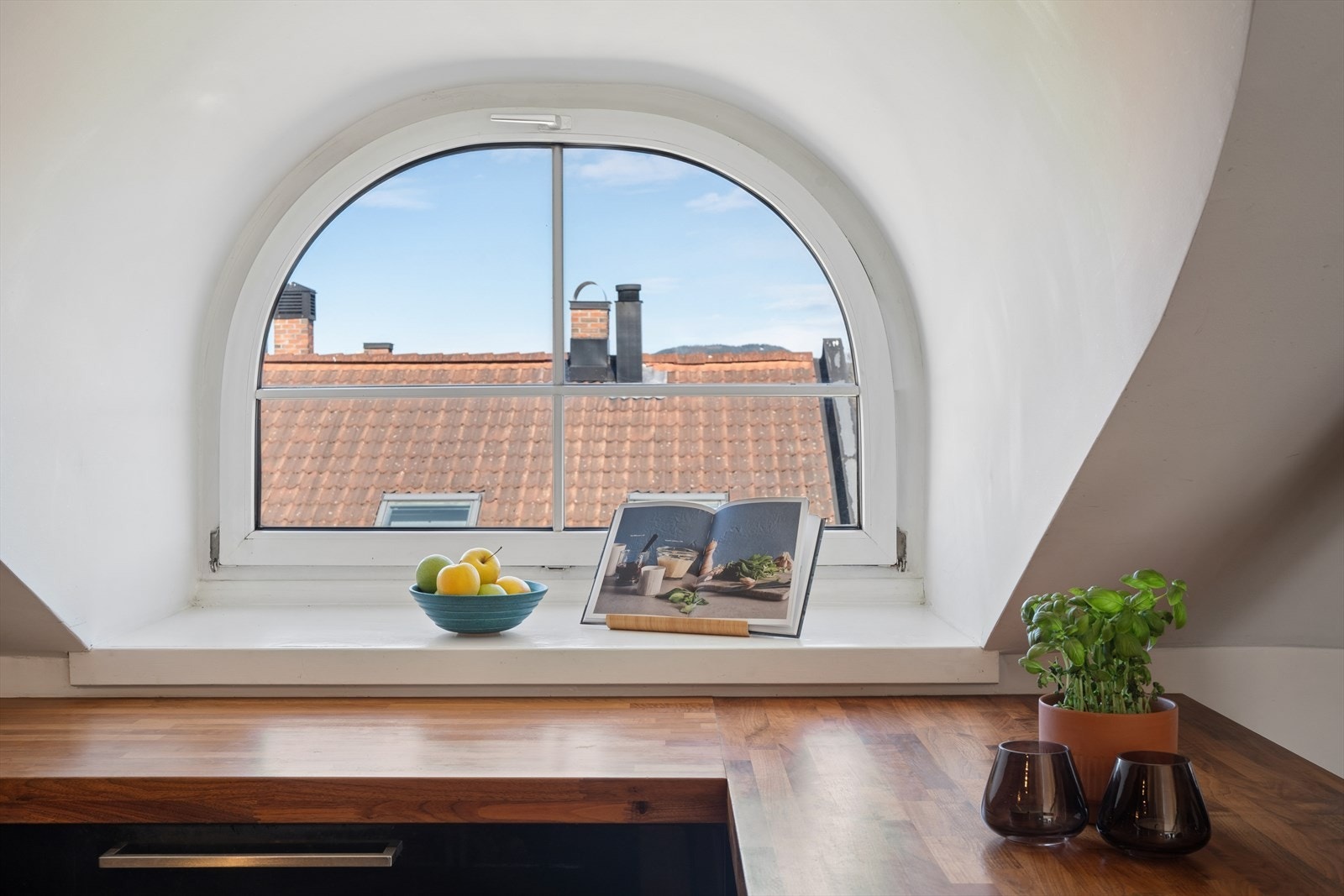 Vinduene slipper inn godt med naturlig lys og bidrar til rommets særpreg. Galleribilde