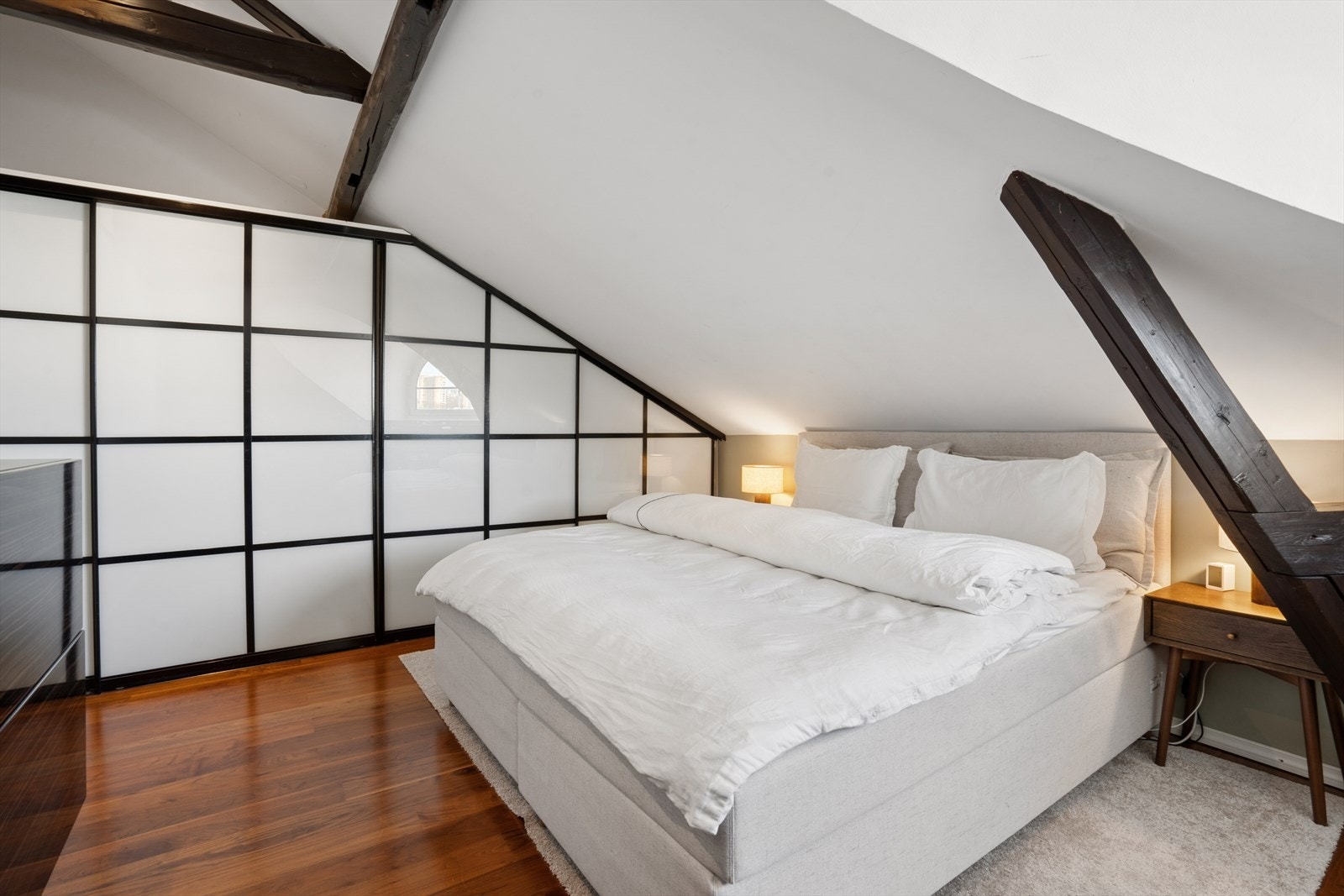 Hovedsoverommet er av god størrelse og er utstyrt med en stor skyvedørsgarderobe, samt praktisk lagringsplass over skapet. Galleribilde