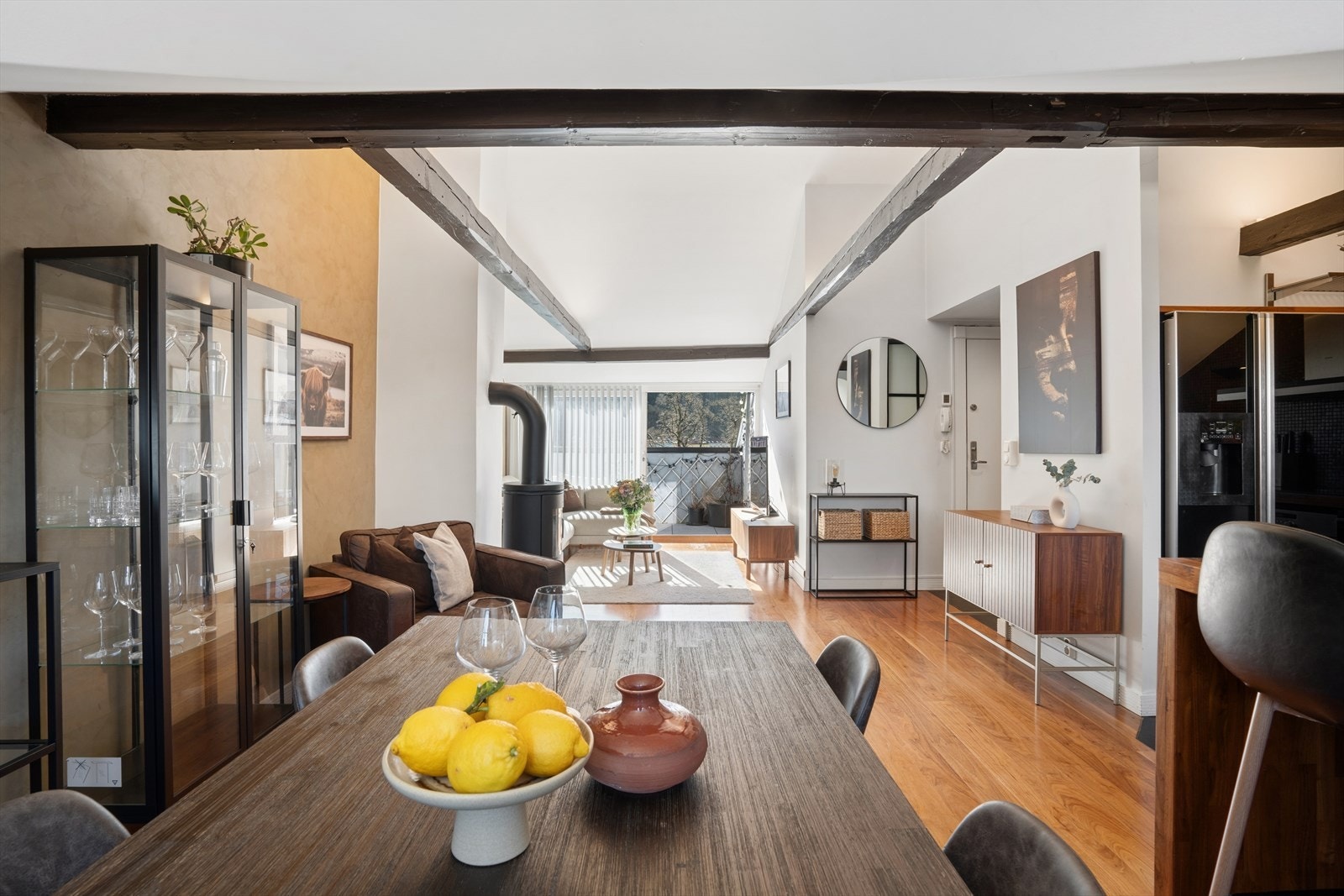 Synlige bjelker gir rommet særpreg og understreker boligens karakter, samtidig som den gode takhøyden forsterker følelsen av rom og luft. Galleribilde