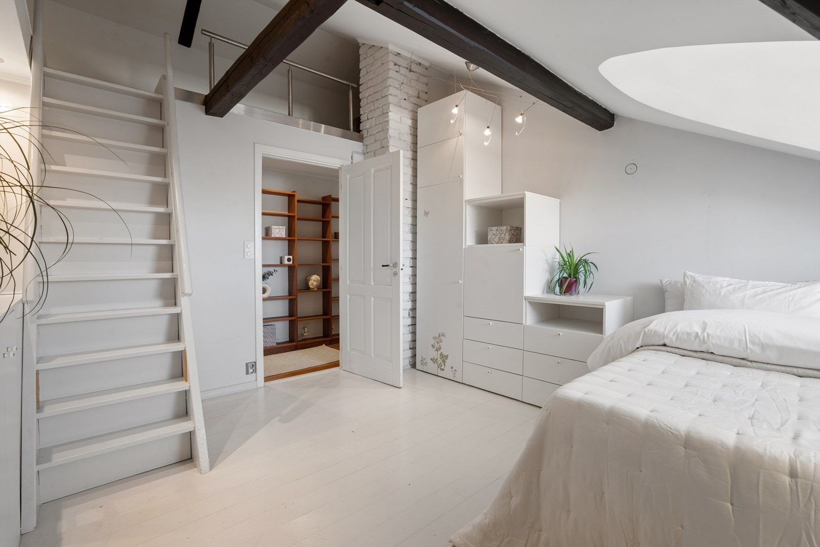 Soverom 2 er lyst og tiltalende soverom av god størrelse, med en luftig romfølelse som gjør det enkelt å innrede etter behov. Galleribilde