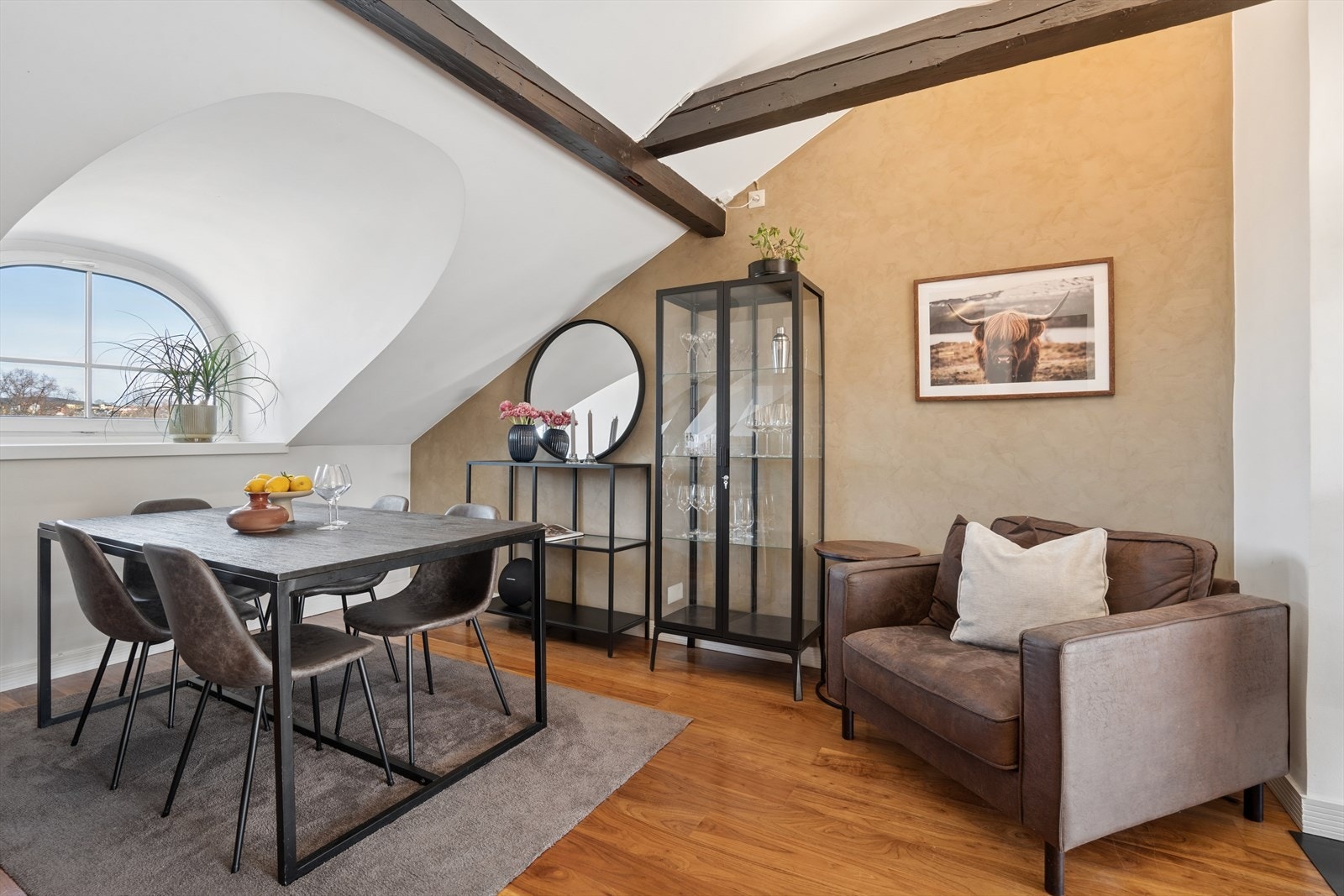 Planløsningen legger naturlig til rette for både en romslig sofagruppe og egen spiseplass, med gode møbleringsmuligheter. Galleribilde