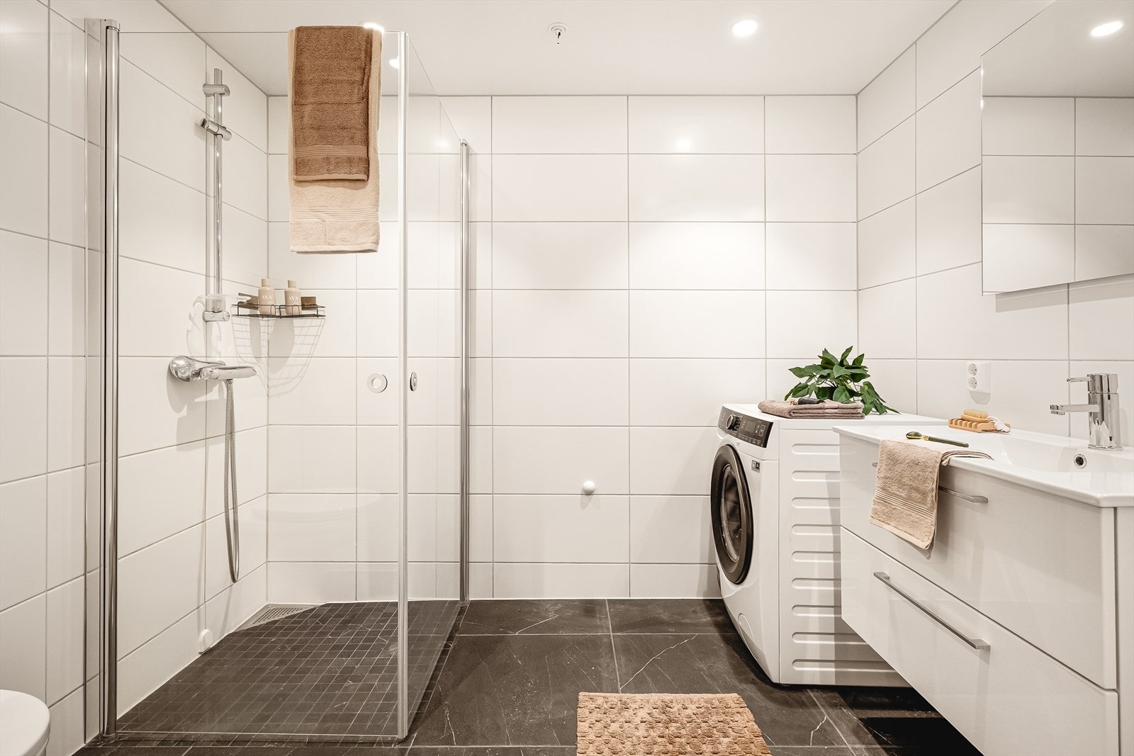 Baderom nr.2 - inngang fra gang/entrè. Galleribilde