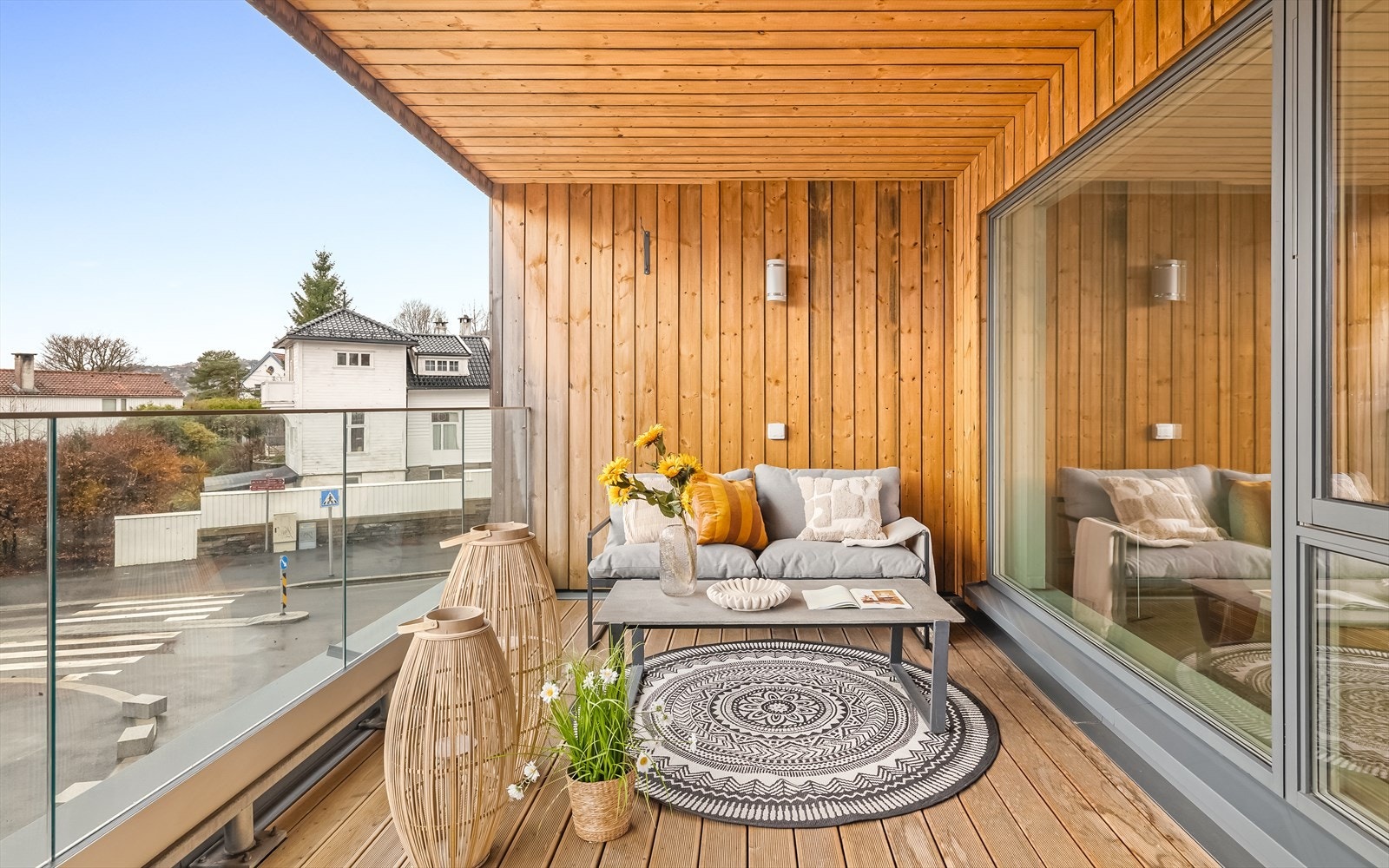 Direkte ut fra stuen kommer du til en koselig balkong. Galleribilde