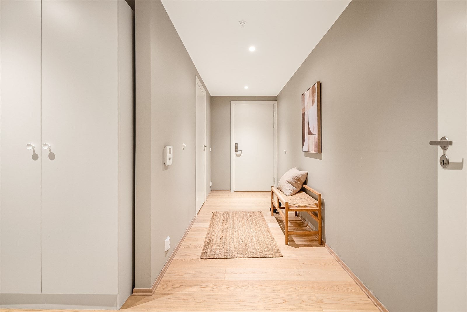 Romslig entre med god oppbevaringsplass. Galleribilde