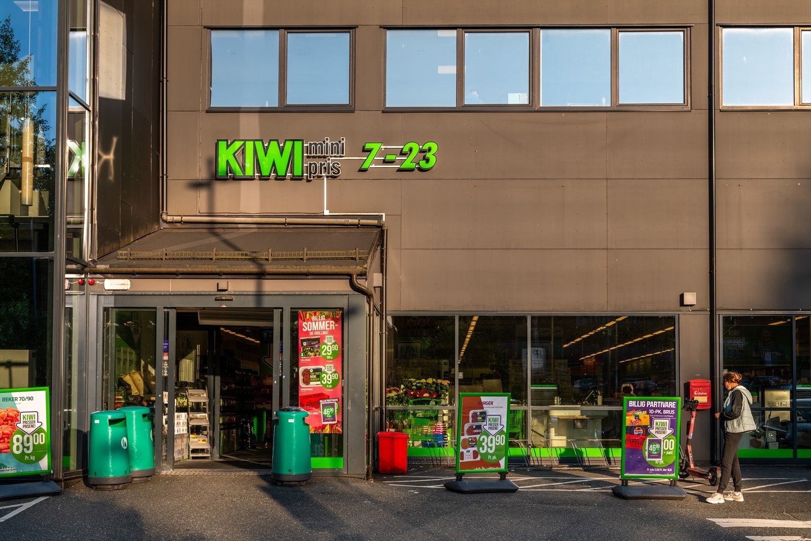 5 minutters gåtur unna er det KIWI og Sporty treningssenter. Galleribilde