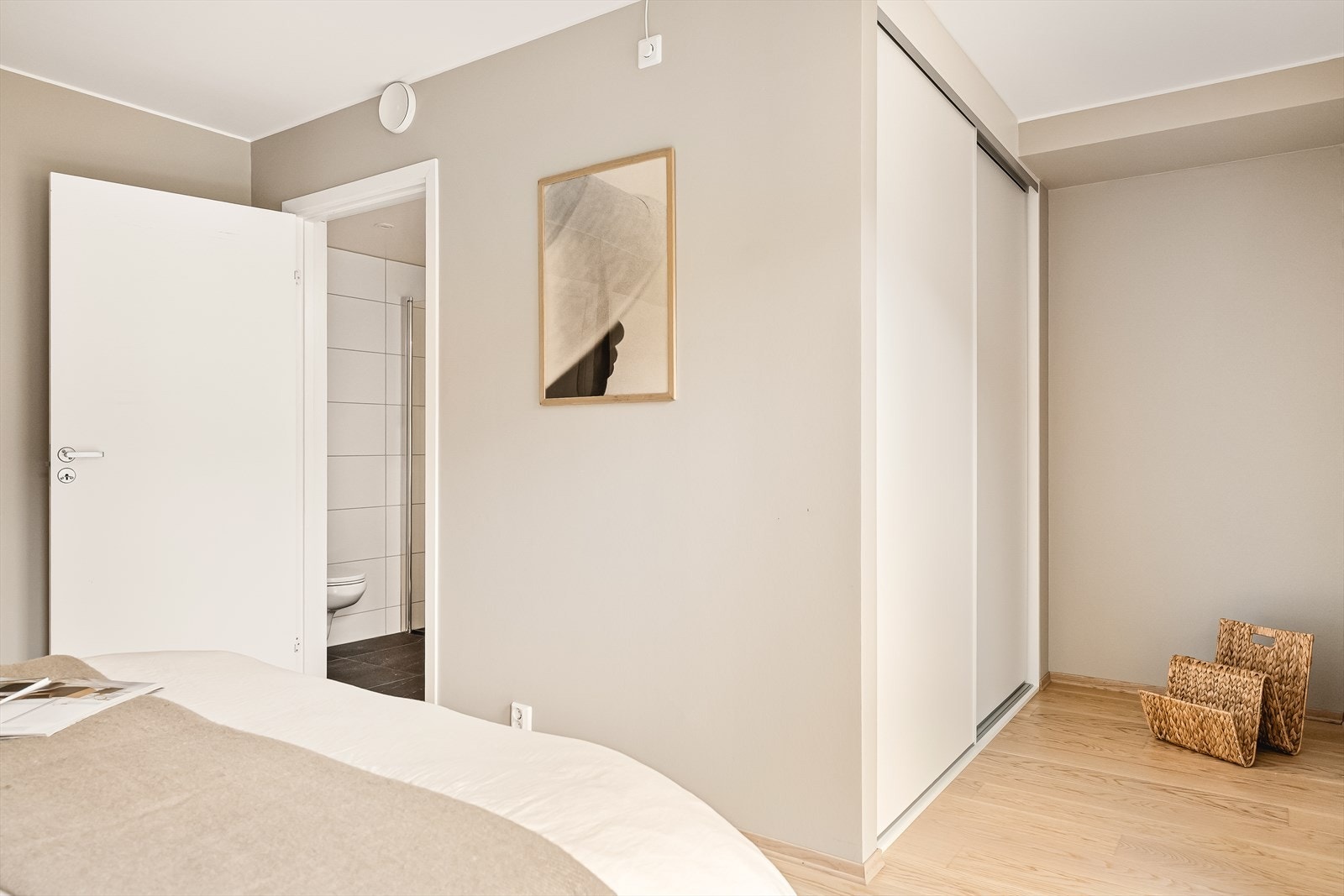 God plass til oppbevaring med skyvedørsgarderobe. Galleribilde