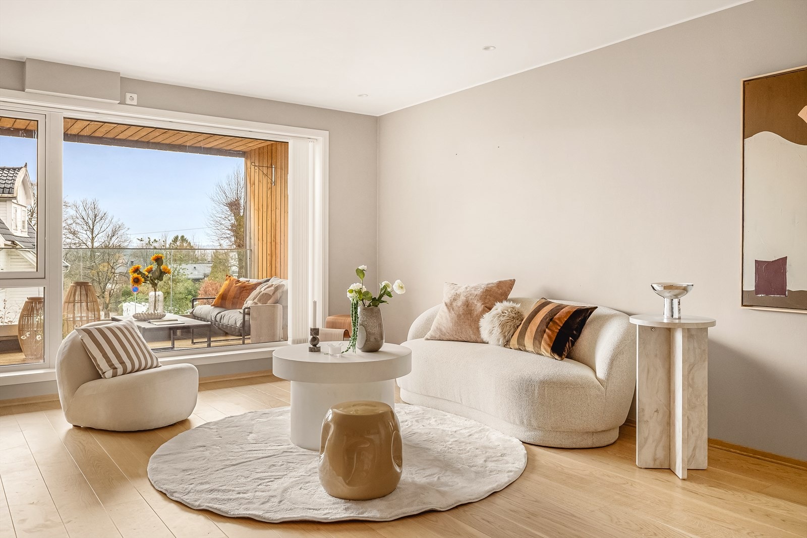 Store vindusflater som gir godt med naturlig lysinnslipp. Galleribilde