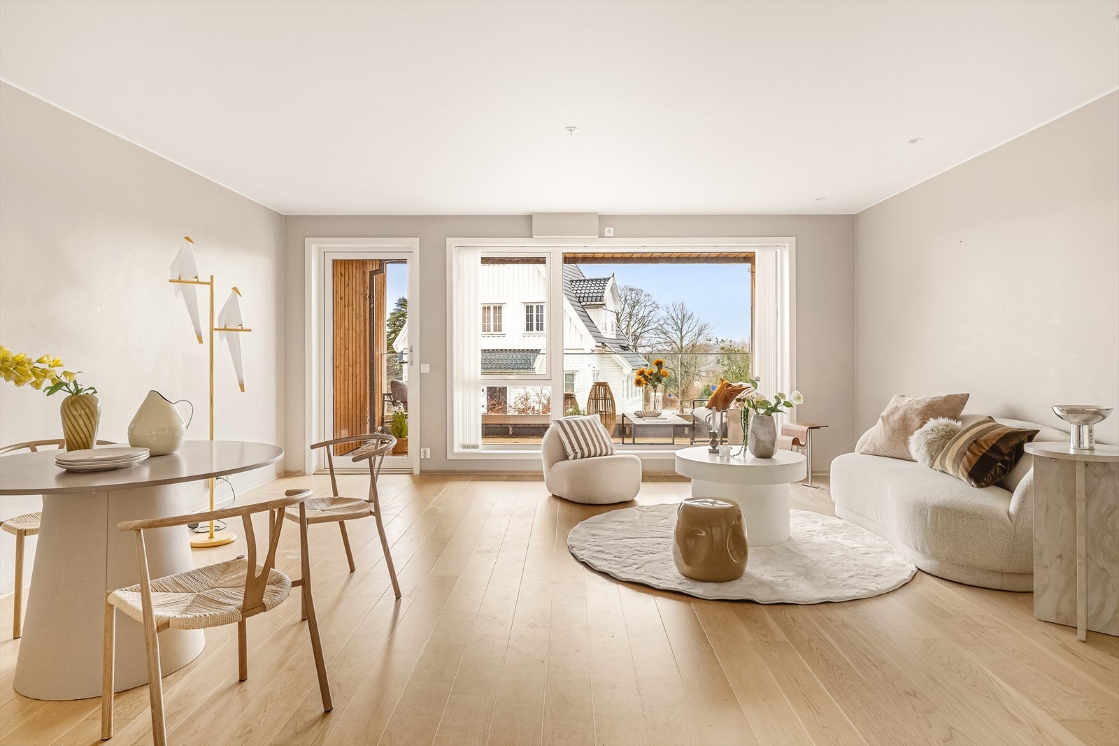 Lys og åpen kjøkken stue løsning. Galleribilde