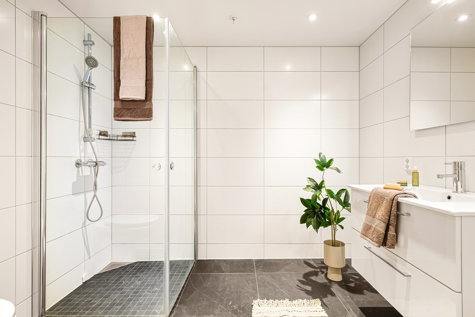 Baderommet direkte fra soverom. Galleribilde