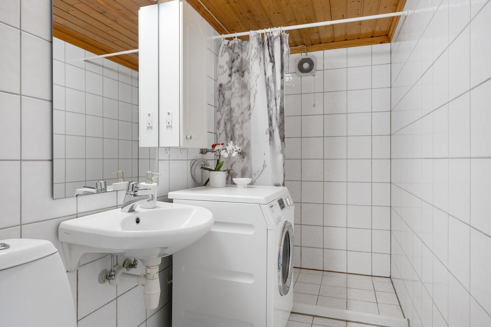 Bad i hybel med opplegg for vaskemaskin. Galleribilde