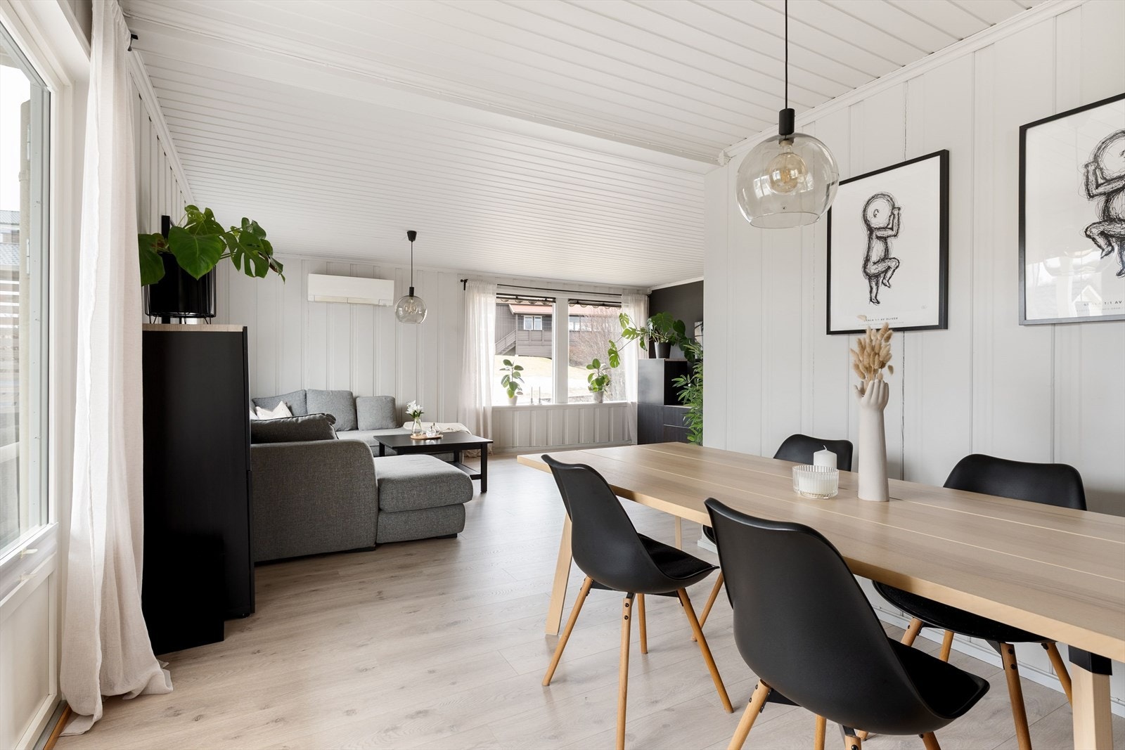Fra spisestue mot stue. Galleribilde