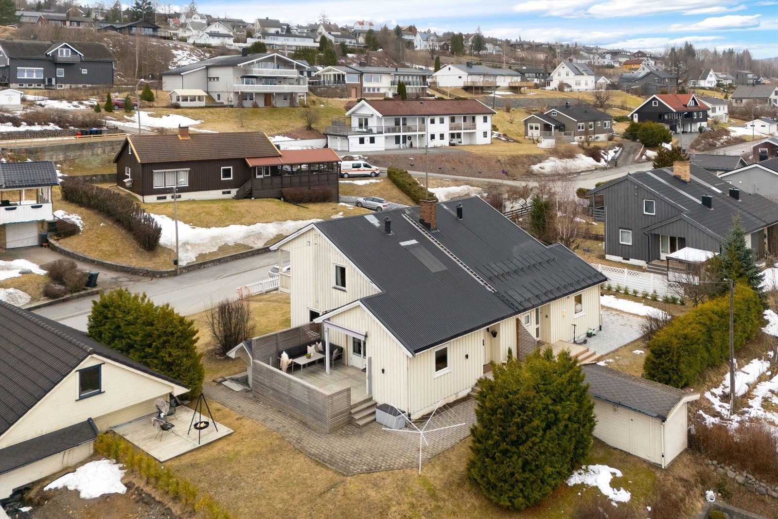 Fin lettstelt tomt med fine uteplasser og belegningsstein på gangsti frem til inngang. Galleribilde