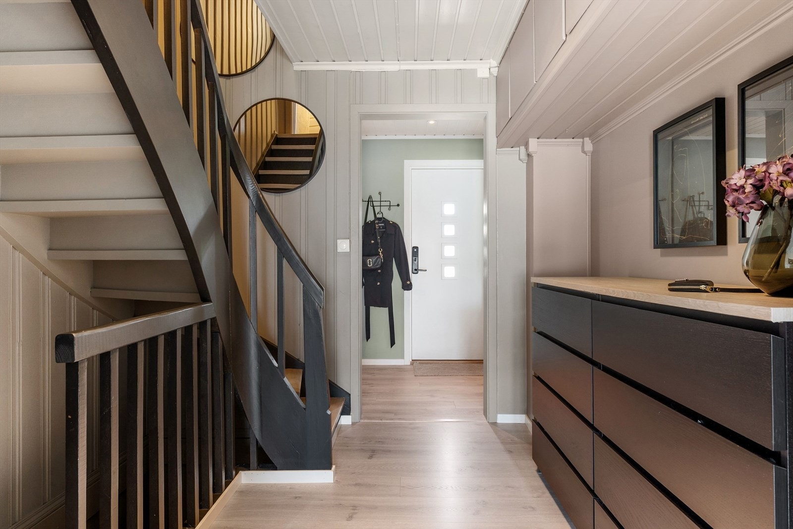 Mellomgangen har også adkomst til underetasje og oppbevaringsmuligheter. Galleribilde