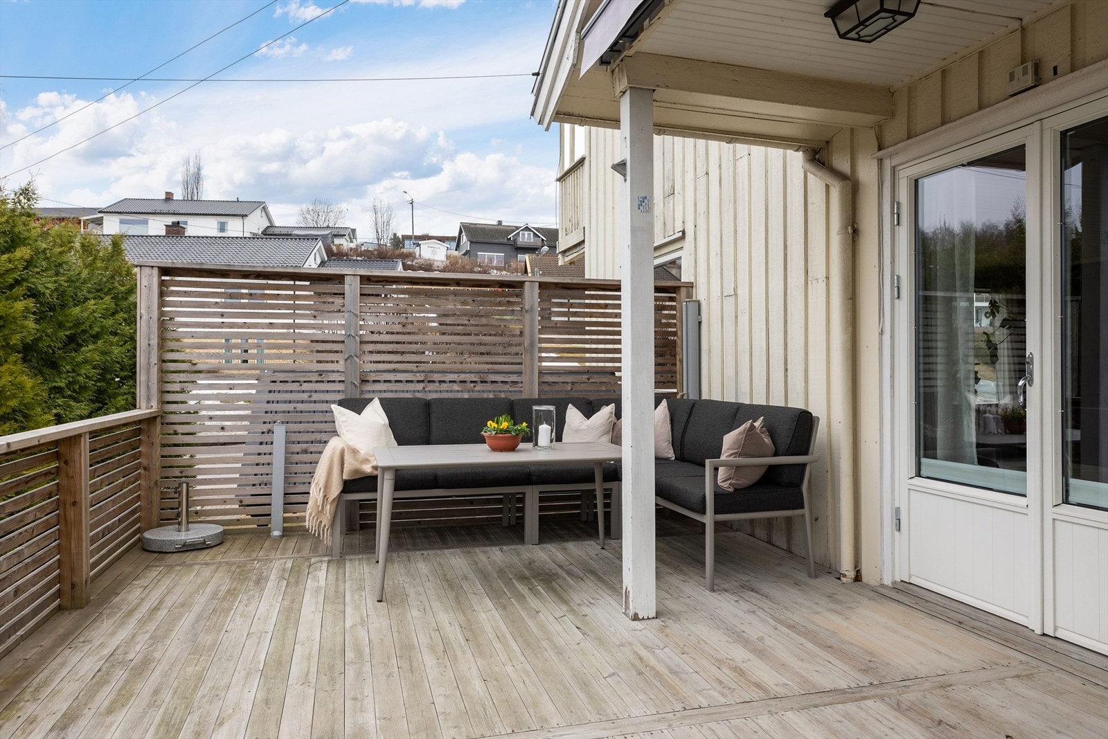 Romslig terrasse med levegg mot vest, montert terrassemarkise. Galleribilde