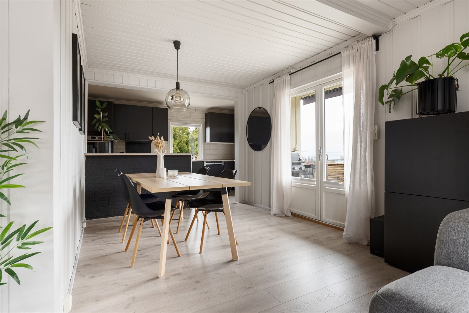 Fra spisestuen er det to-fløyet balkongdør ut til solrik terrasse. Galleribilde