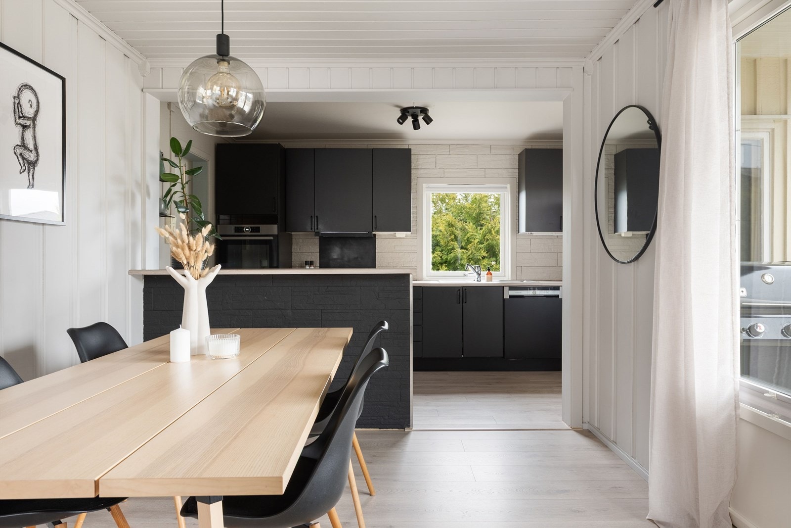 God plass til spisegruppe. "Øy" med barløsning og mulighet for sitteplasser. Galleribilde
