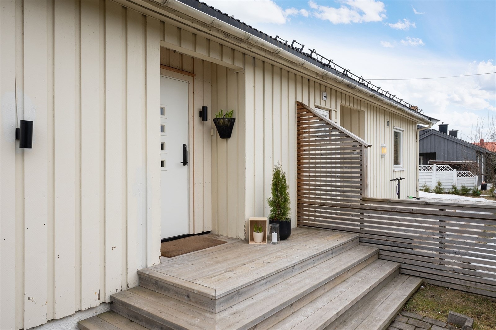 Inngangsparti med levegg mot nabo. Nyere utgangsdør med yaledoorman og nøkkelfri adkomst. Galleribilde