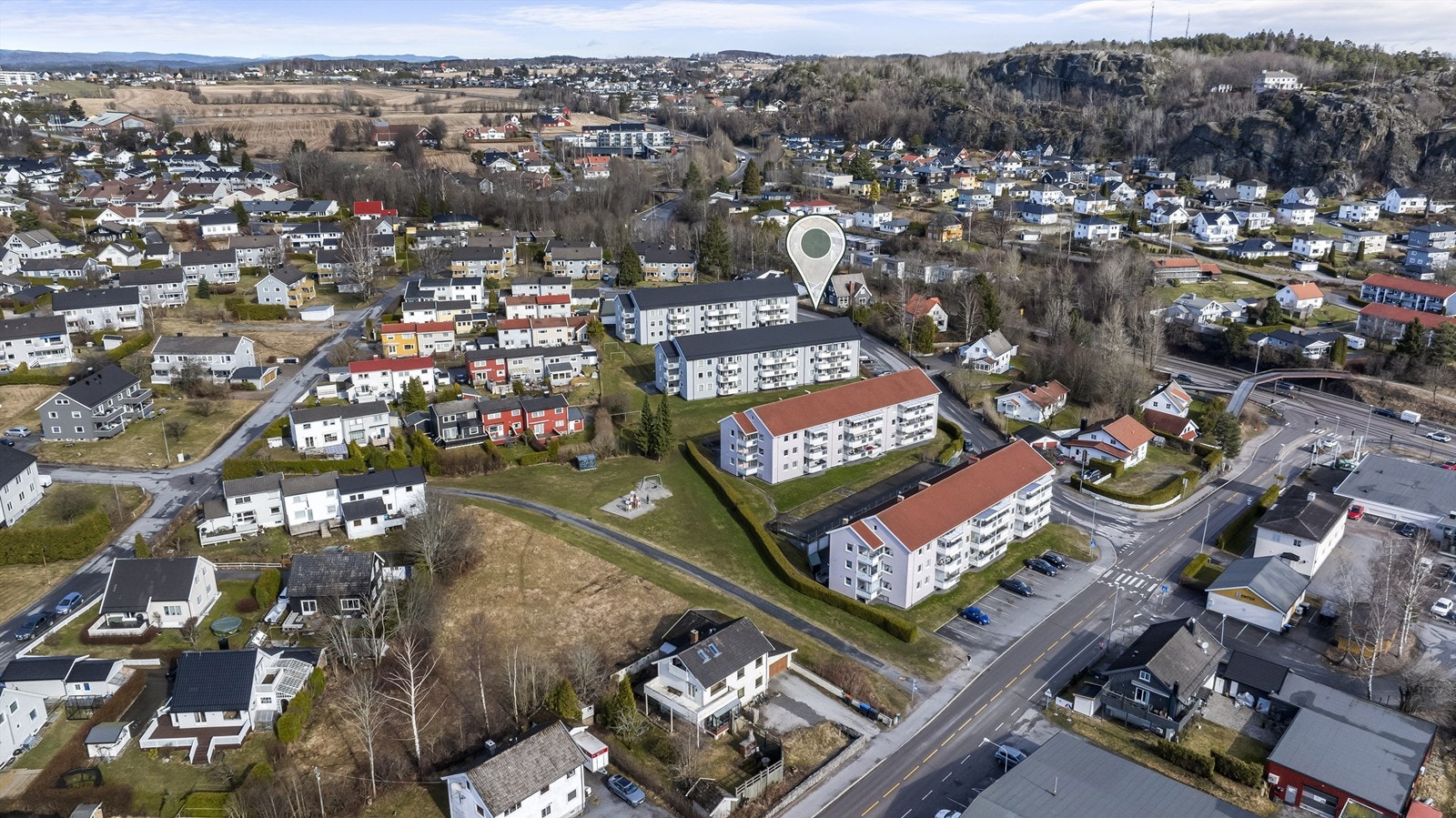 Herfra er det gangavstand til sentrum, og kort vei til E18 og Sandefjord stasjon for pendlere. Galleribilde