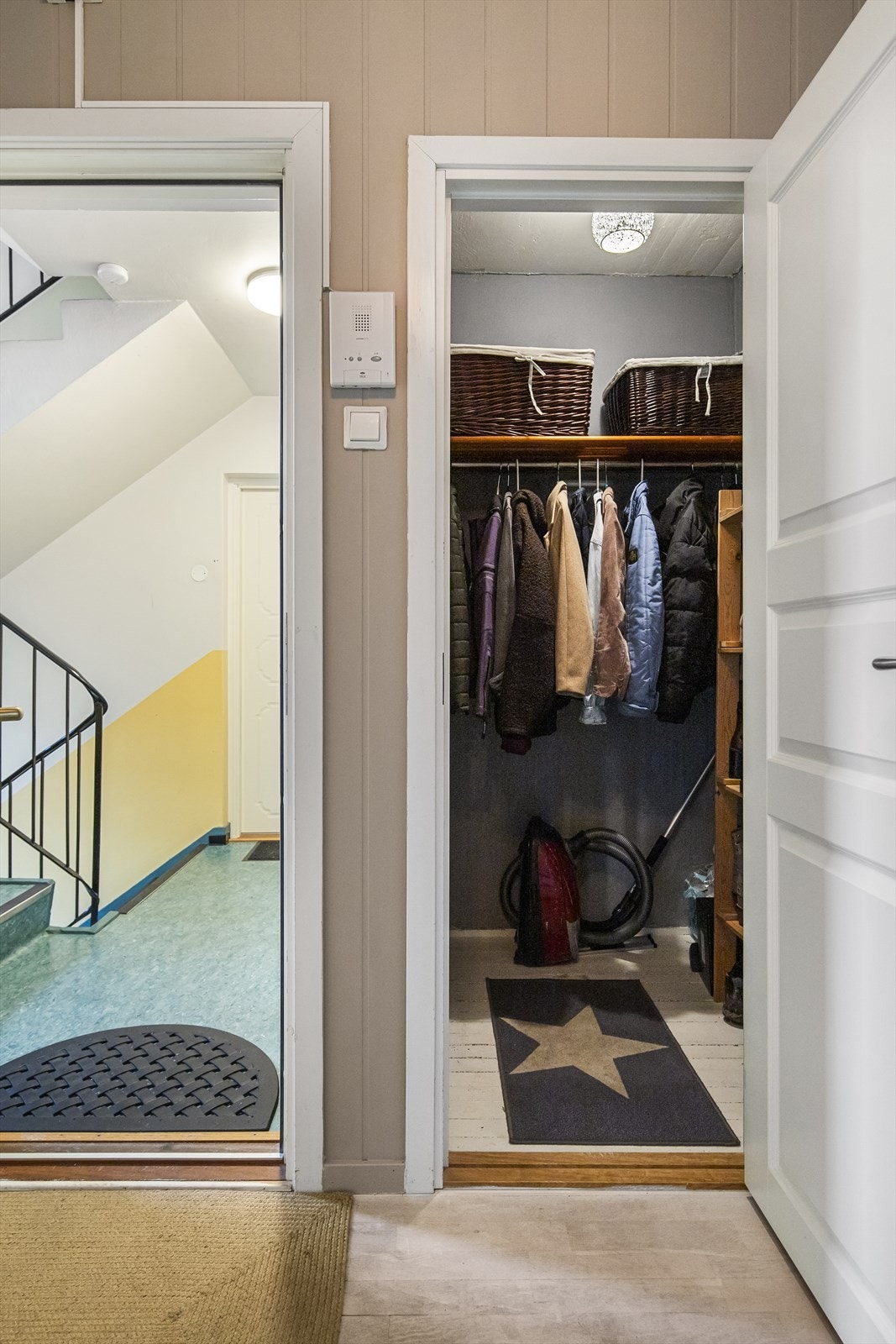 Leiligheten har en praktisk intern bod i tilknytning til entréen, i tillegg til boder på loft og i kjeller. Galleribilde