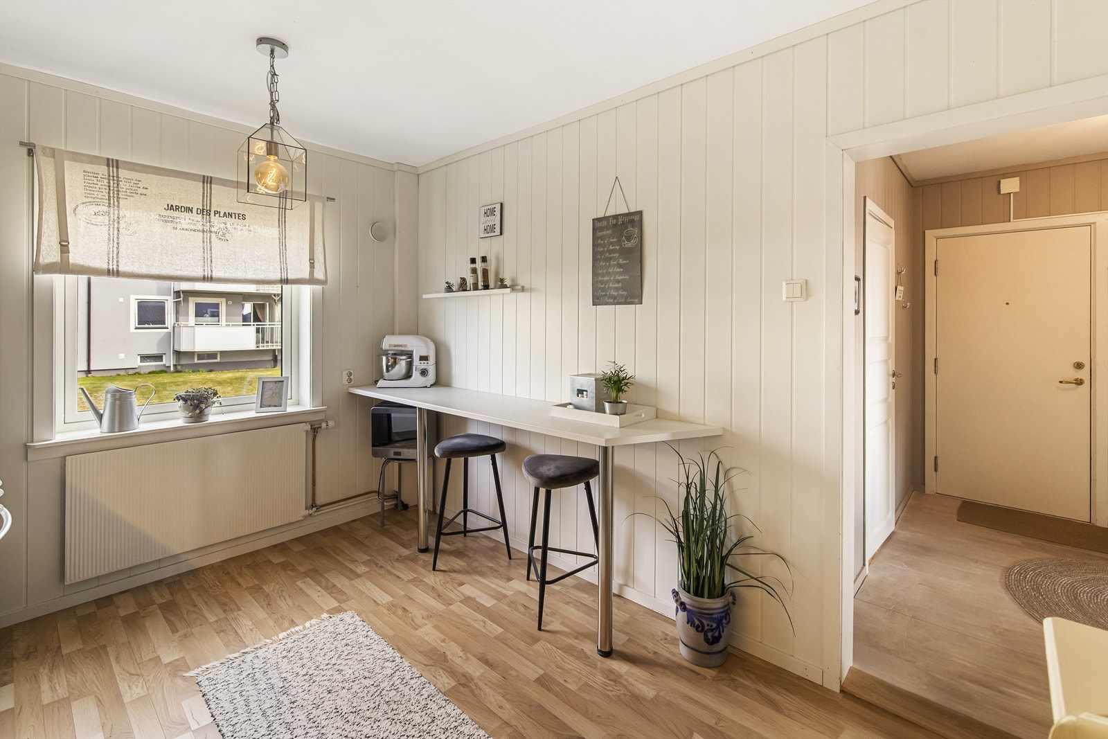 Kjøkkenet har en smart frokostbar som gir en ekstra spiseplass i hverdagen. Galleribilde