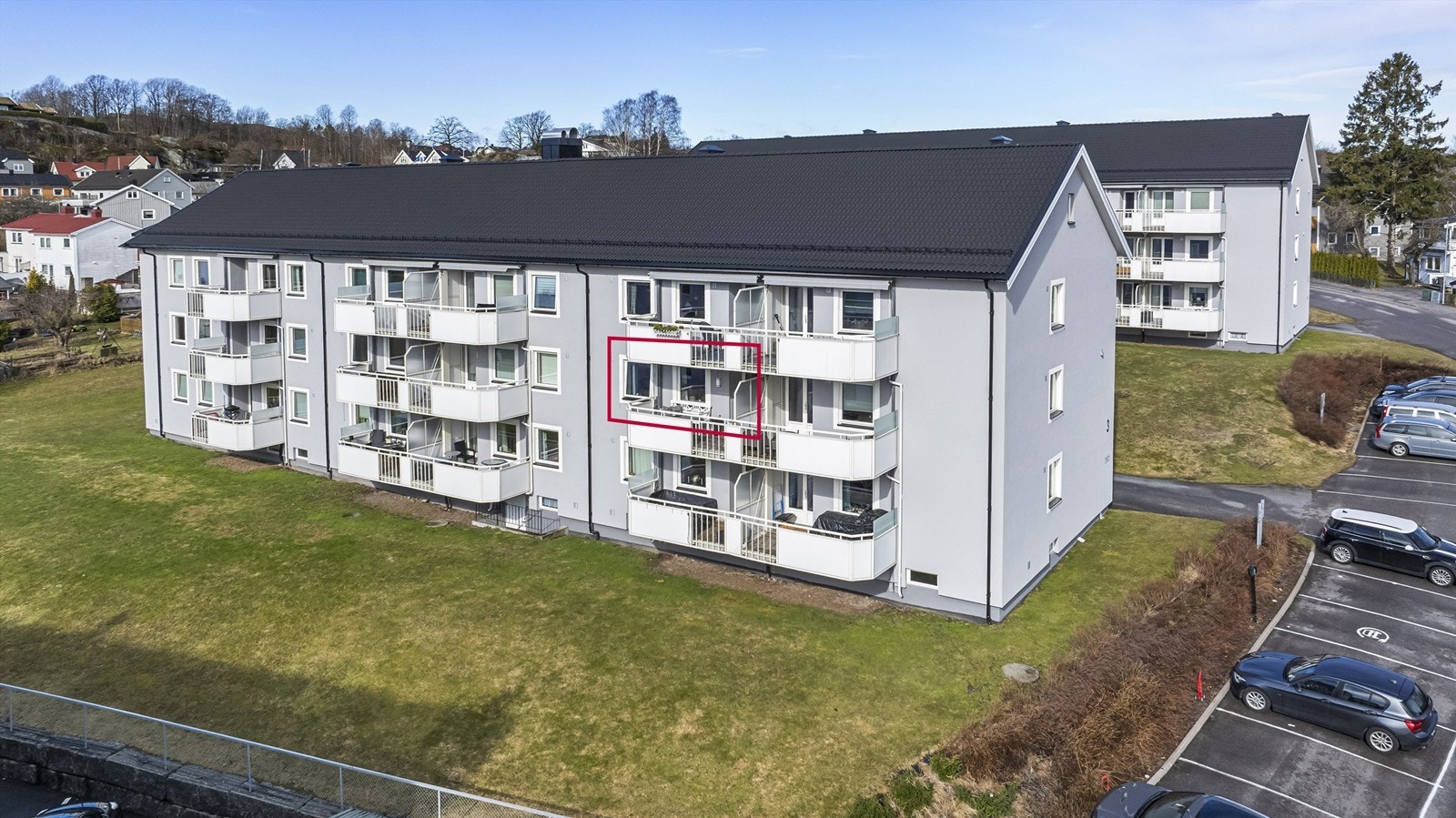 Det medfølger parkeringsplass, og borettslaget har lagt til rette for lading av elbil. Galleribilde