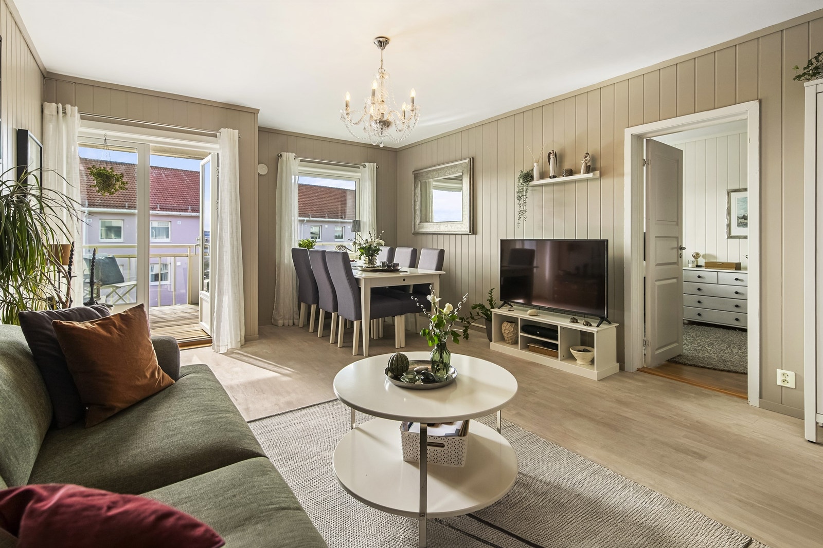 God plass til en romslig sofagruppe. Galleribilde