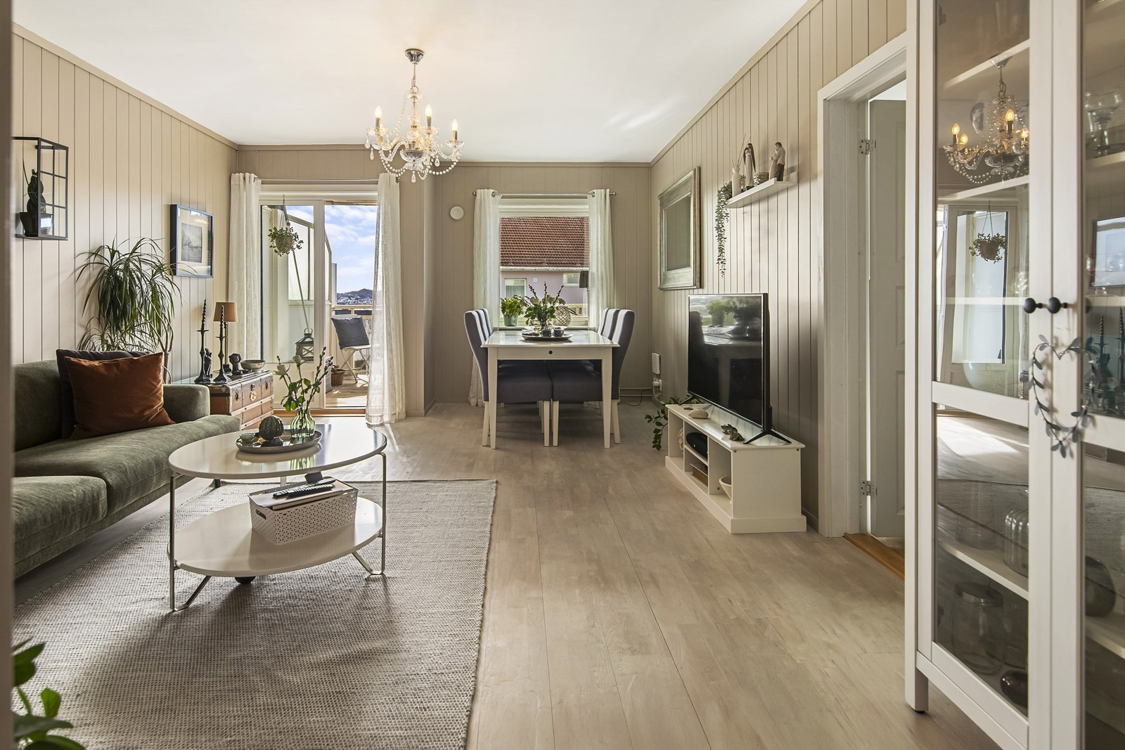 Stuen er leilighetens samlingspunkt, med god plass til både sofagruppe og spisebord. Galleribilde
