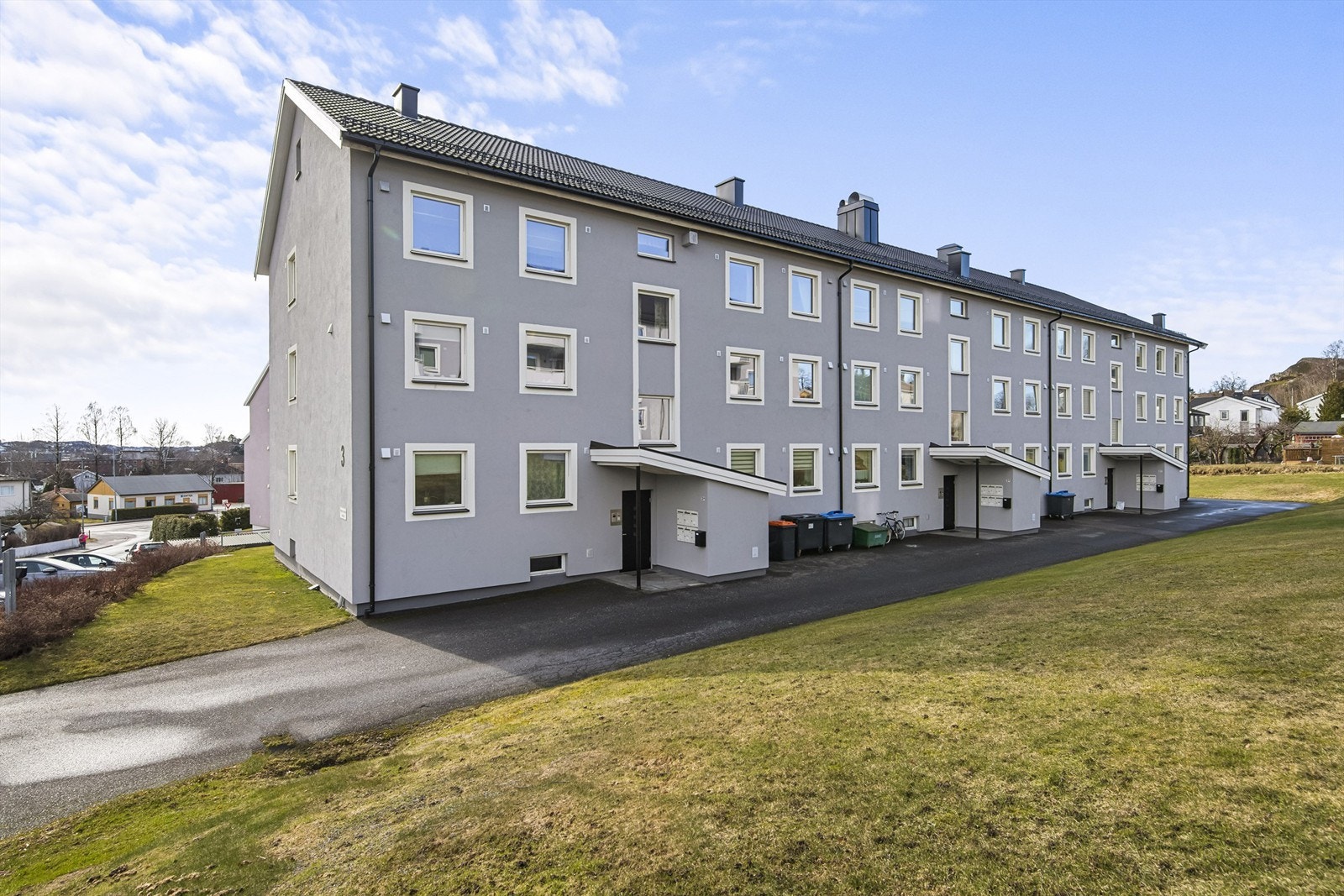 Bygningen tilhører Syd-Georgia Borettslag, et veldrevet lag som oppgraderte fasader og inngangspartier i 2020. Galleribilde