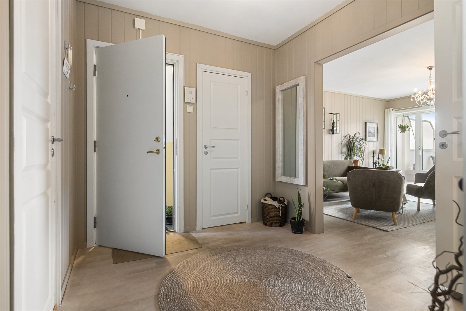 Entréen fungerer som et knutepunkt med adkomst til alle rom, noe som gir en god og praktisk flyt i boligen. Galleribilde