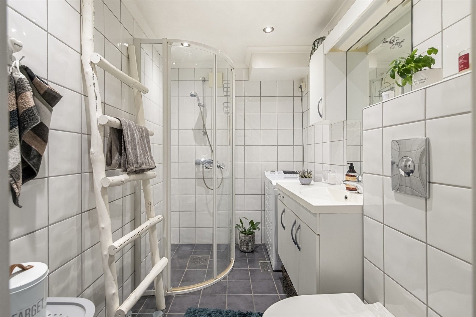 Badet ble renovert i 2009 og har flislagt gulv med elektrisk gulvvarme. Galleribilde