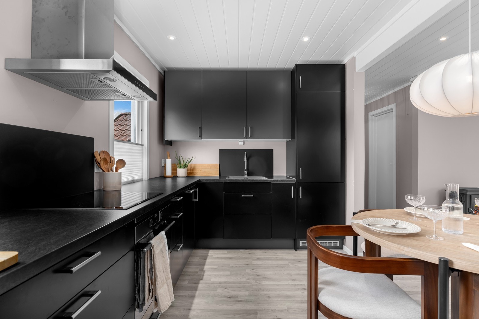 Lekkert kjøkken med integrerte hvitevarer og god skap - og benkeplass Galleribilde