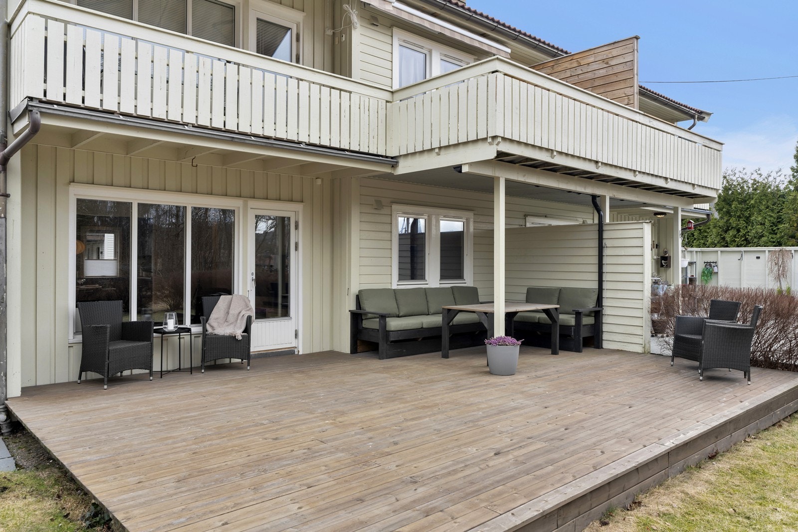Flott uteområde med plassbygd sofagruppe som medfølger Galleribilde