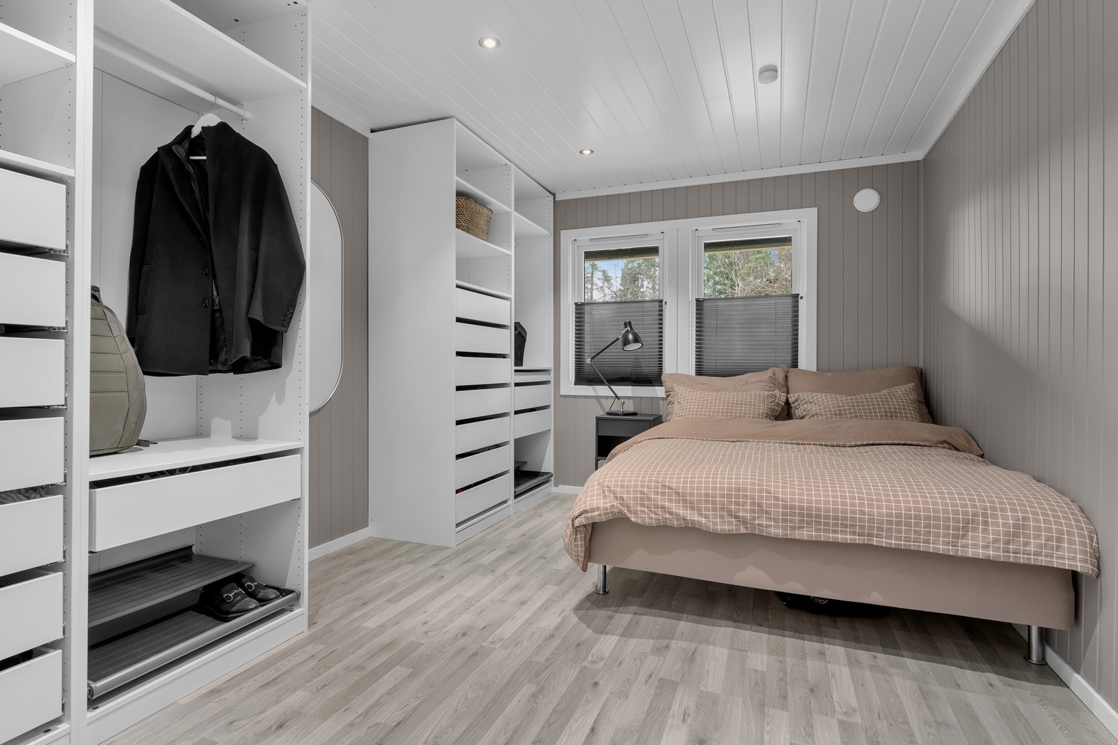 Stort soverom med garderobeskap Galleribilde